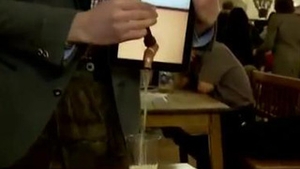 VIDEO Cea mai tare aplicatie de iPad sau magie curata! Tipul asta pune un robinet pe tableta si iti umple paharul cu bere - Video demential