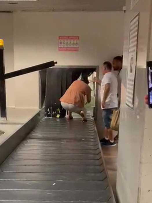 O femeie a sărit pe banda de bagaje (Foto: captură video)