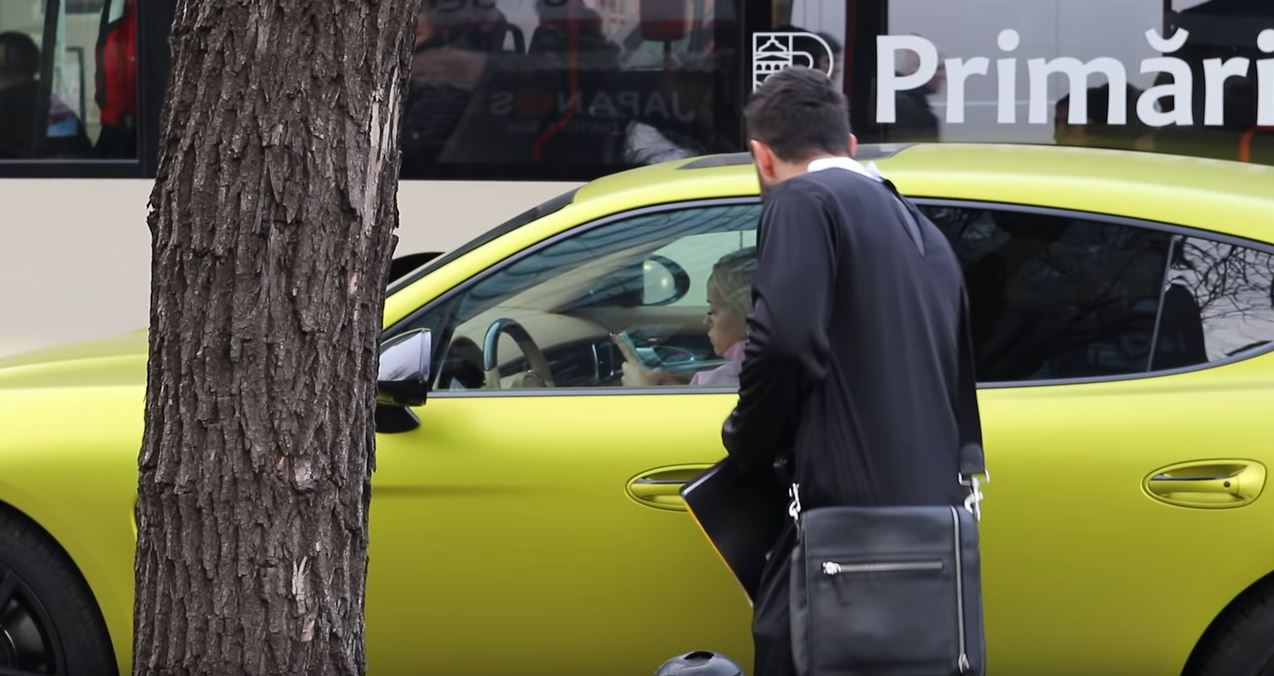 Un preot s-a apropiat de geamul Porsche-ului condus de Anda Adam și i-a cerut bani. Ce a urmat e neașteptat