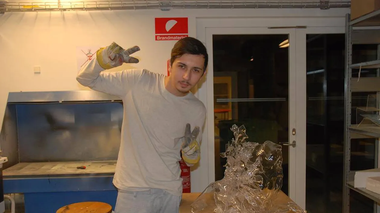 Pasarea malai viseaza! Designerul care a creat o colectie sexy din haine preotesti e acuzat de plagiat