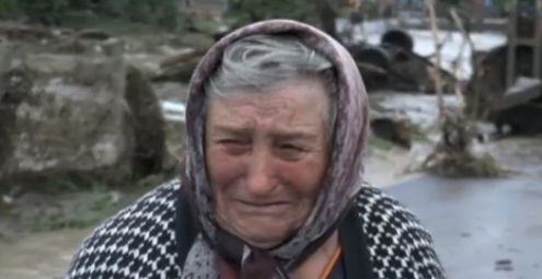 Reacția sfâșietoare a unei bătrâne din Alba care și-a văzut casa luată de ape
