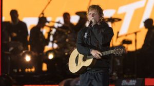 Ed Sheeran a fost oprit de poliția din India, după ce a început să cânte pe STRADĂ. Care este motivul