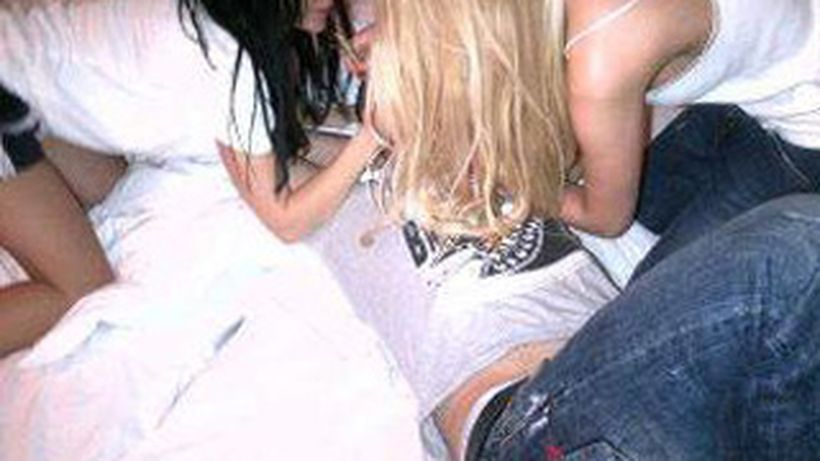 Celia, alaturi de o blonda focoasa, in pat cu acelasi barbat! Ce crezi ca faceau?