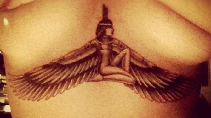 "Intotdeauna aproape de inima mea" - descopera ce vedeta si-a facut un tatuaj egiptean intre sani, in memoria bunicii ei!