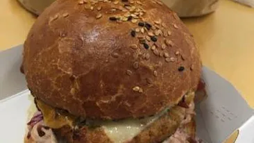 O tânără din Bucureşti a avut un şoc când a vrut să mănânce burgerul pe care îl comandase. Ce se afla în  interiorul cutiei. ”Pare mort de ceva vreme...”