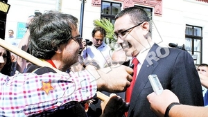 Gorjeanul care lupta pentru aducerea osemintelor lui Brancusi la Targu Jiu a cerut sprijinul lui Victor Ponta. L-a primit pe premier cu steagul tricolor