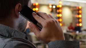 O nouă înșelătorie telefonică face zilnic victime. De ce nu e bine să răspundeți la aceste apeluri