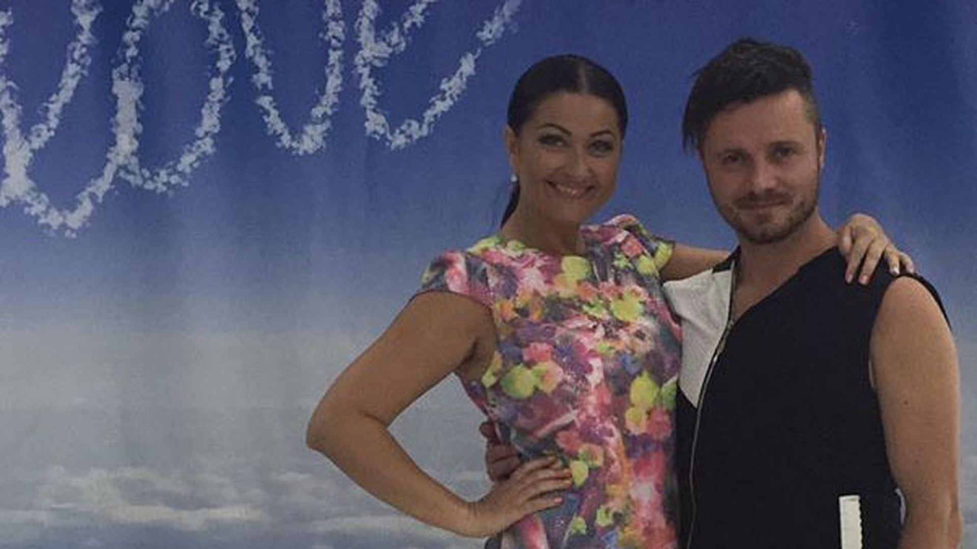 Gabriela Cristea şi Tavi Clonda au dat startul la sărbători! S-au oprit la brad şi s-au pozat, iar imaginea i-a cucerit pe prieteni: ”Eu cu soţia”