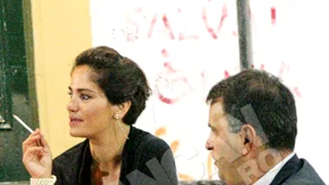 Mindruta, prins cand se holba la decolteul unei mandrute cochete. Ce zici, a intrecut limita?