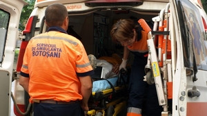 O tânără de 23 de ani din Botoșani şi-a înjunghiat ambii fraţi cu o sticlă