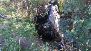 Doi tineri au murit după ce maşina în care erau s-a răsturnat într-o râpă din județul Vaslui