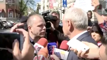 VIDEO / Mălin Bot a fost luat pe sus de jandarmi, dus la secţie şi amendat! Ce sancţiune a primit jurnalistul