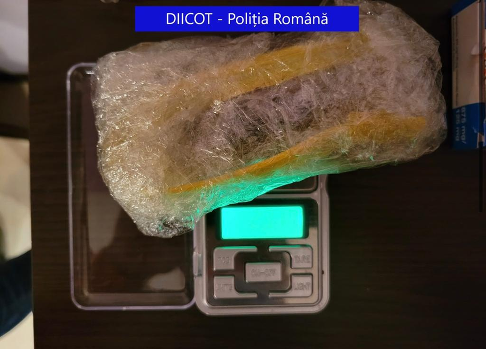 Rețea de traficanți de droguri compusă din luptători MMA, destrămată. Ce au ridicat polițiștii după percheziții