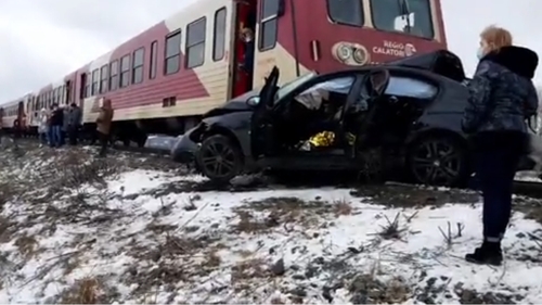 Tragedie pe calea ferată! Trenul a izbit un BMW la Iași, iar doi oameni au murit