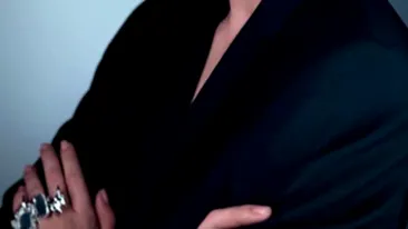 O romanca, pozata de Karl Lagerfeld