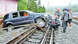 O turista s-a ratacit tocmai pe sinele de tren din Busteni. A blocat calea ferata cu jeepul