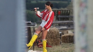 AICI chiar nu te asteptai sa o vezi pe Inna! Artista canta in ie, pantaloni scurti si cizme de cauciuc, printre capite de fan, vaci, cai si magari