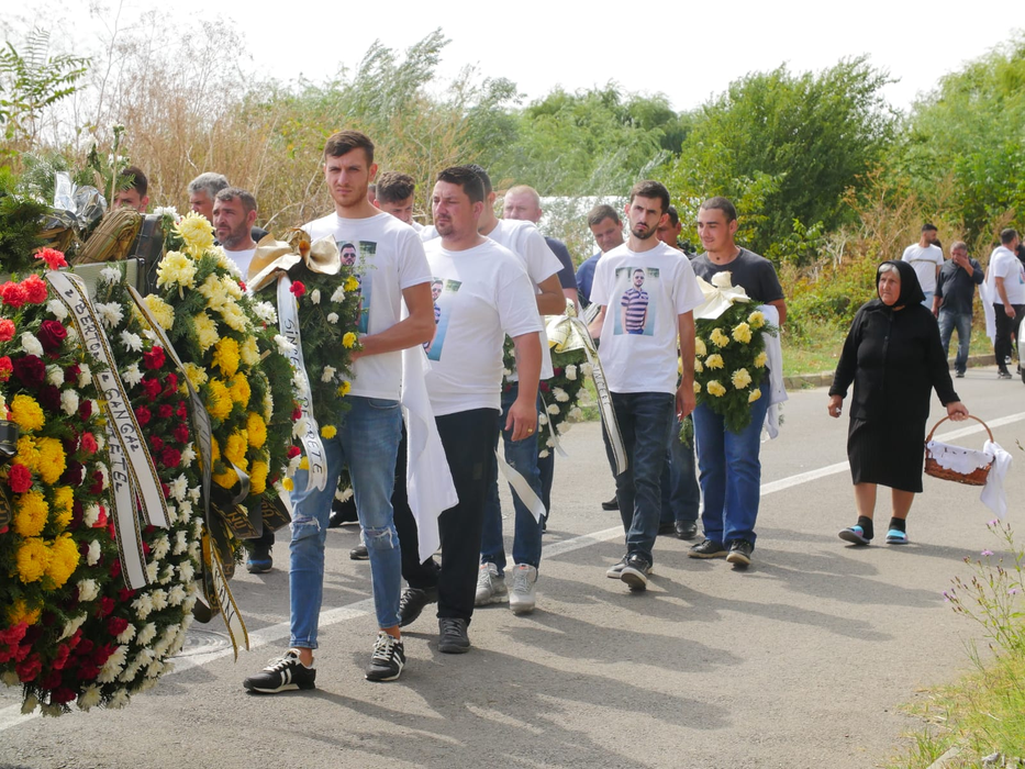 Mama lui Dany Vicol, transfigurată de durere! Ce striga lângă sicriul fiului ei. IMAGINI EXCLUSIVE