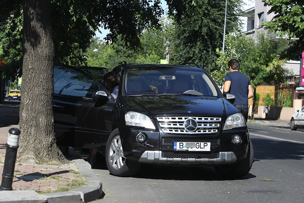Gică Popescu şi soţia lui, Luminiţa, coboară din maşină