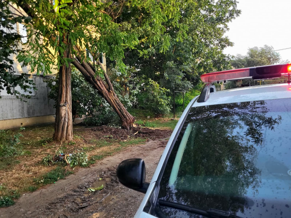 Furtuna a făcut ravagii în 15 județe! Un tânăr de numai 18 ani a murit după ce acoperișul desprins al unei case s-a prăbușit peste el