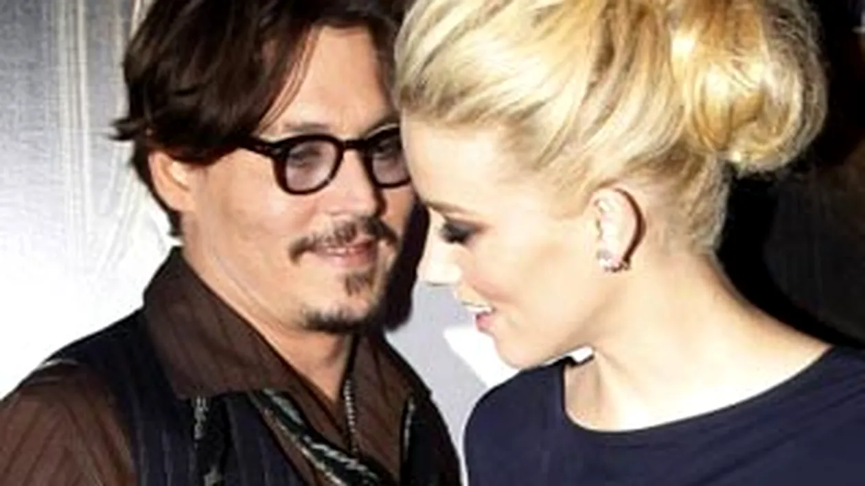 Si-a pierdut mintile cu trei blonde! Uite cu cine s-a iubit Johnny Depp pe la spatele Vanessei Paradis!
