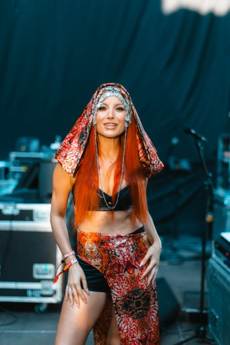 Elena Gheorghe, show de senzație la Electric Castle! Publicul a dansat și a cerut bis: “M-am bucurat enorm să văd publicul dansând în hore și cântând alături de noi”