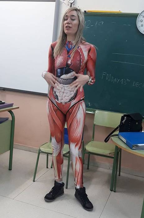 Imaginile care au devenit virale! Cum a venit îmbrăcată la școală o profesoară? „Le-a oferit o lecție de biologie copiilor”