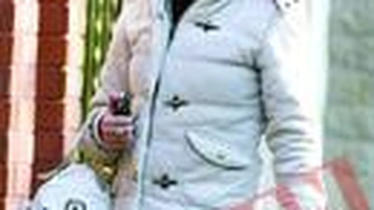 Stefan Banica Jr. si-a dat intalnire cu o blonda chiar la el acasa