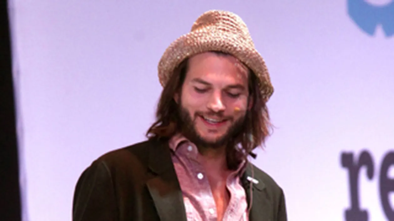 Ashton Kutcher citeste mai bine daca se joaca cu sticla de apa