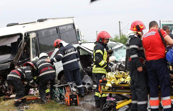 Accident cumplit în Brăila! O mașină a lovit un microbuz cu 19 pasageri. Mai multe persoane sunt rănite
