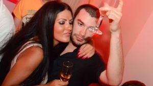 Moga a cucerit o bruneta in club! Au baut sampanie si ea l-a tinut de gat!