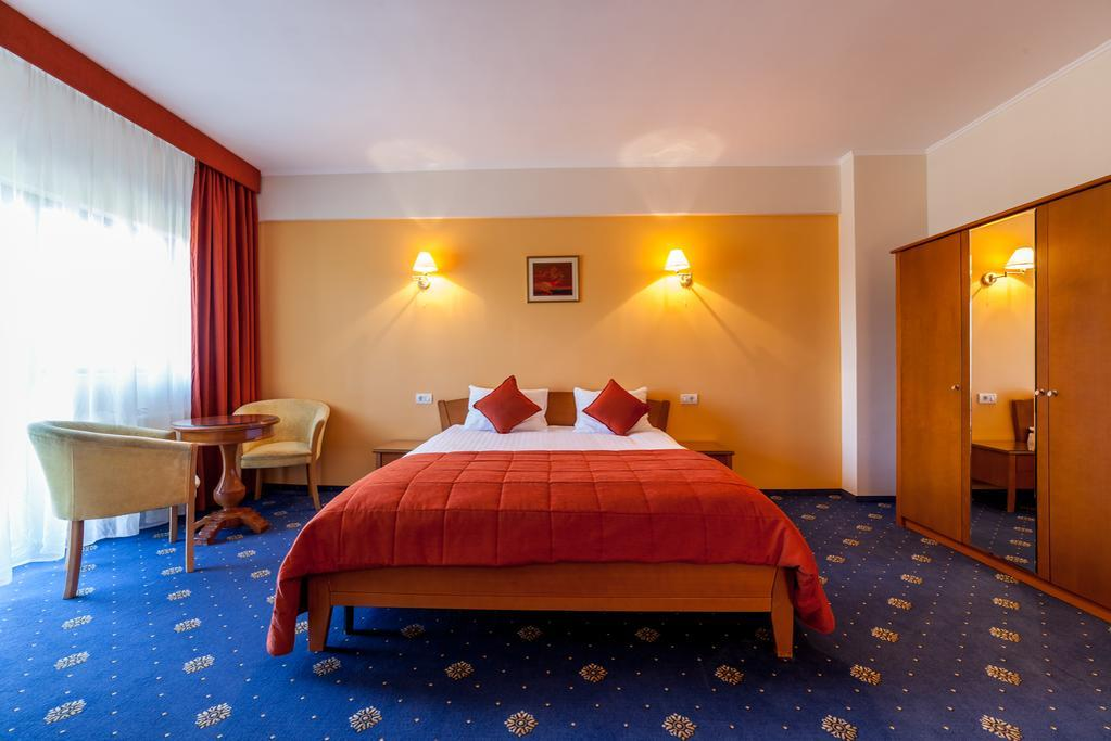 Hotelul scos acum la vânzare era piesa de bază din averea lui George Pădure