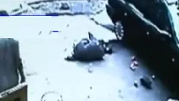 VIDEO Imagini socante! Sase persoane spulberate la semafor, in Bacau