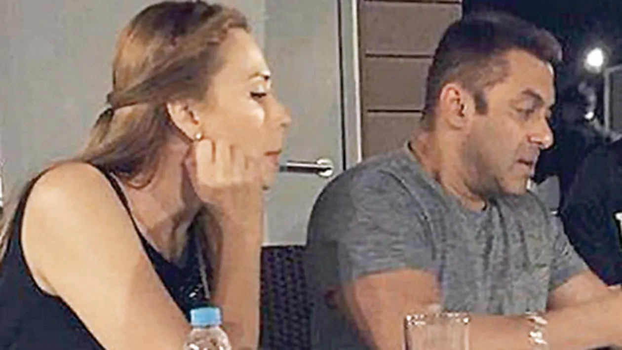 IULIA VÂNTUR şi SALMAN KHAN, din ce în ce mai apropiaţi. Cei doi îndrăgostiţi au apărut împreună acolo unde lumea se aştepta mai puţin 