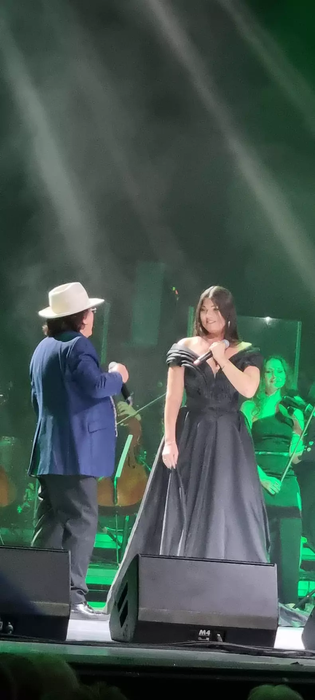 Momentul emoționant în care Al Bano s-a așezat în genunchi, în fața Paulei Seling. Mulțimea a aplaudat minute în șir
