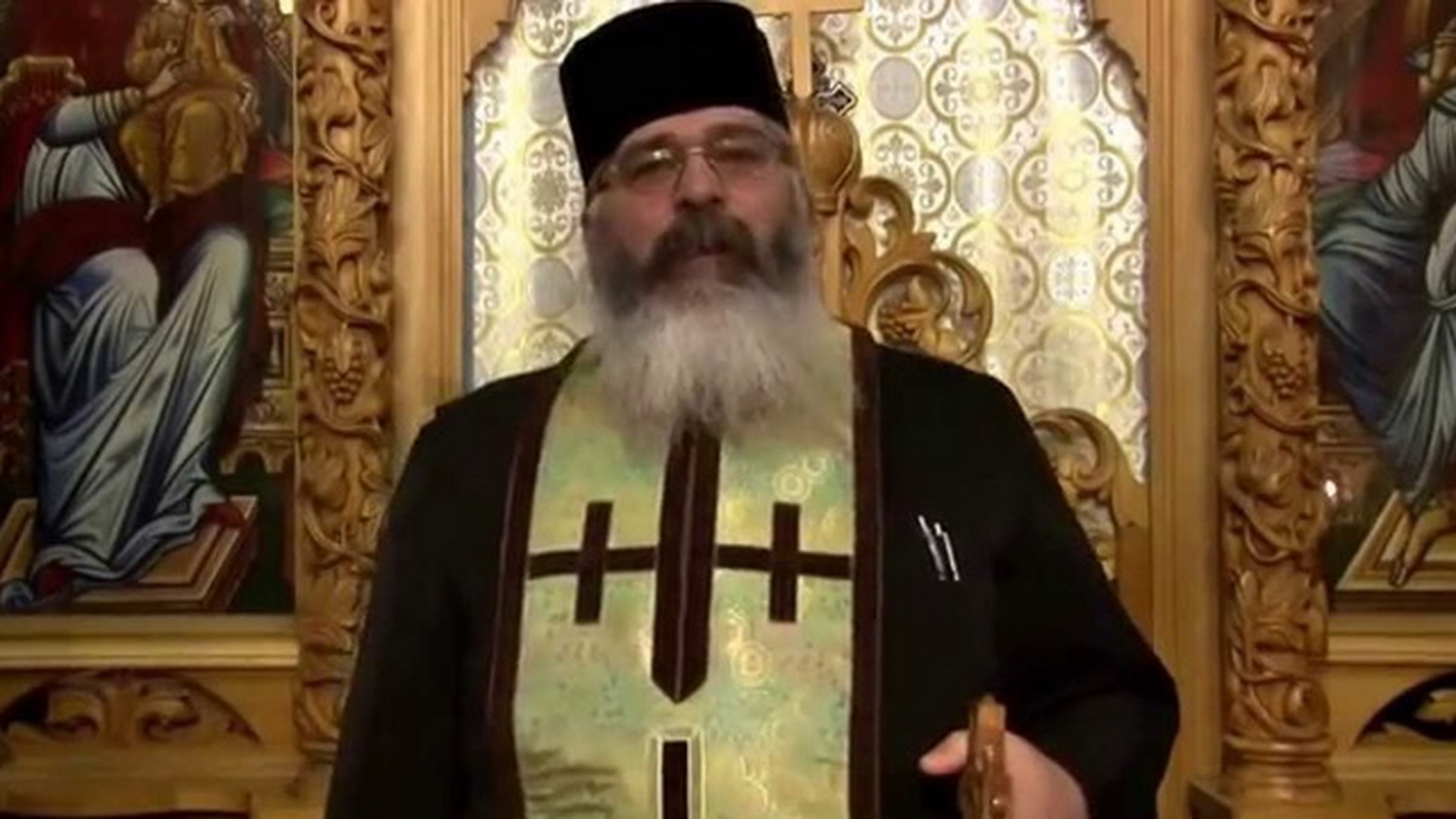 Doamne miluieste si ne share-uieste! El este cel mai “funky” preot din Romania! Razi in hohote cand vezi ce slujbe tine