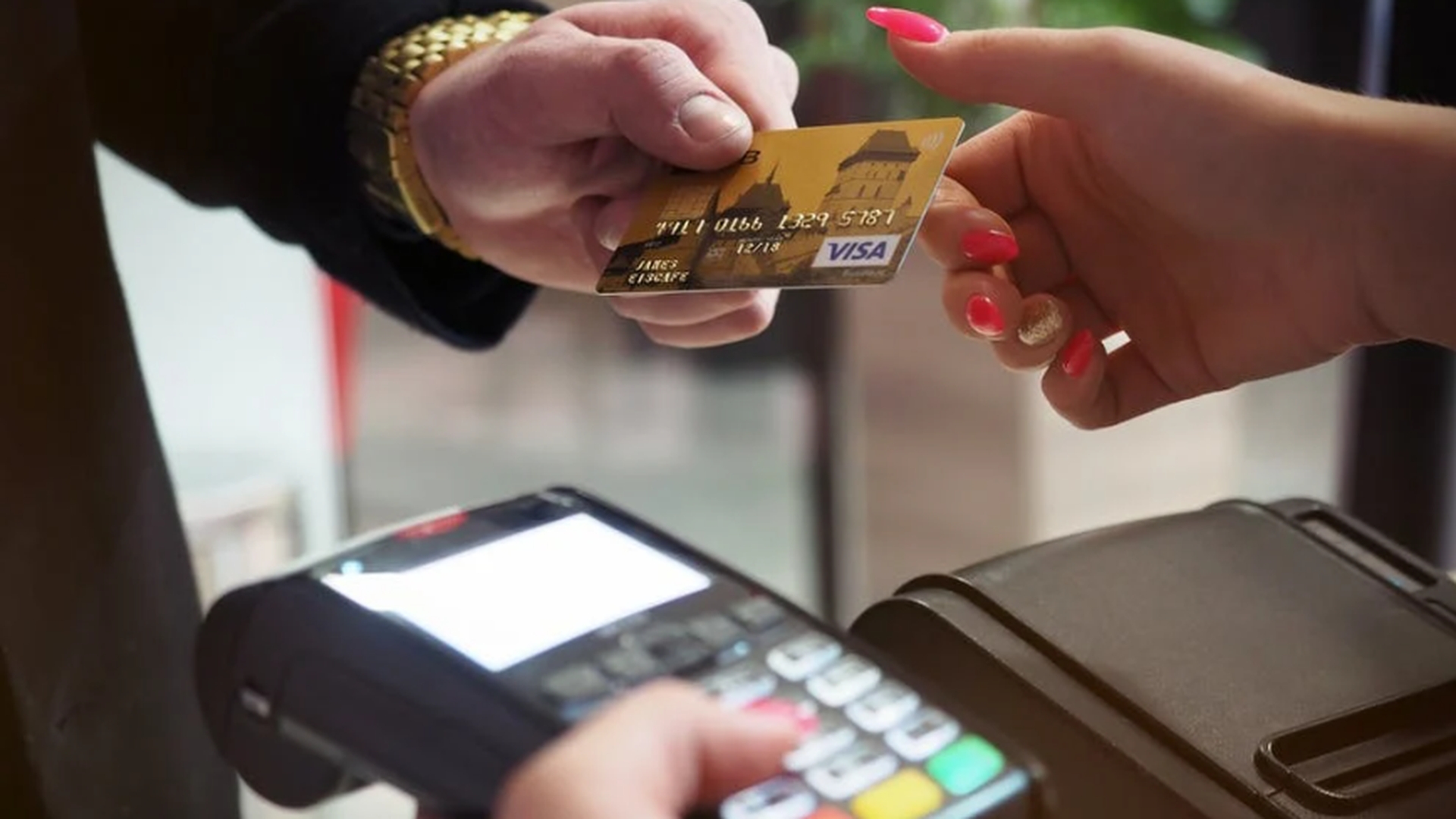 Ireal! I-au fost transferați accidental 10,5 milioane de dolari în cont, iar ea a găsit o modalitate de a-i păstra