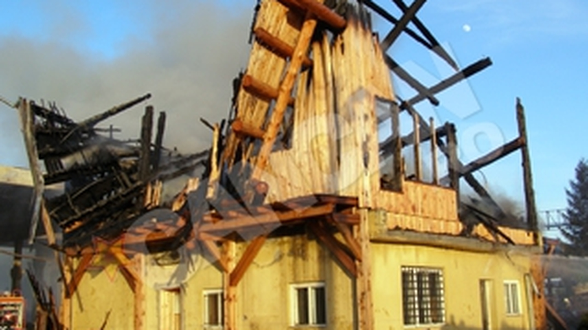 Incendiu de sute de mii de euro! Au ars casutele pentru francezi de la Gheorghieni