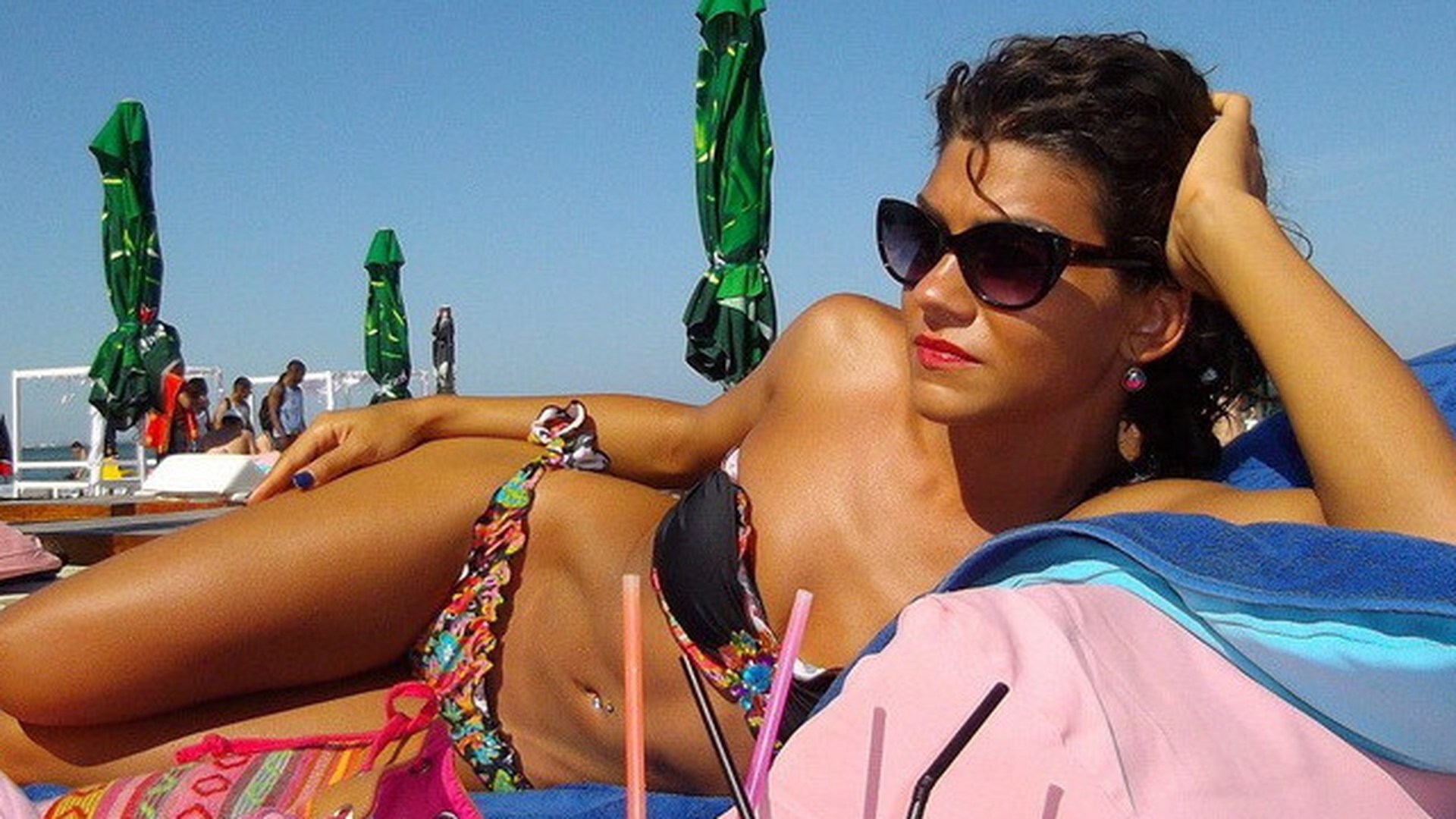 Ruşinică! A făcut-o de faţă cu iubita! E vorba de unul dintre cei mai sexy bărbaţi din România!