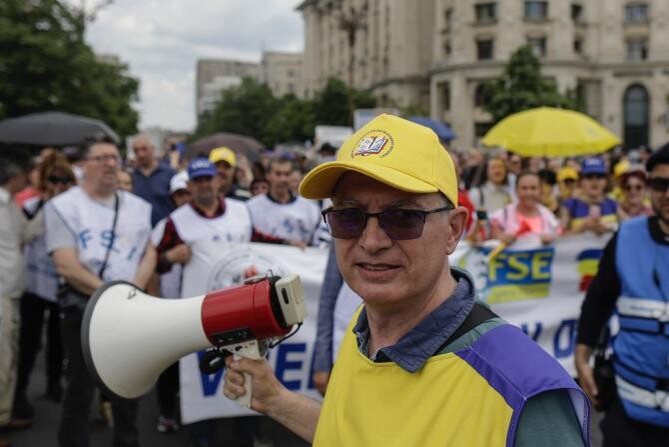 Marius Nistor (prim plan) a protestat în stradă acum patru luni pentru mărirea salariilor profesorilor / Sursă foto: CANCAN.RO