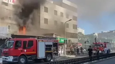 BREAKING! Incendiu puternic la un centru comercial din București. Flăcările s-au extins rapid la un hotel