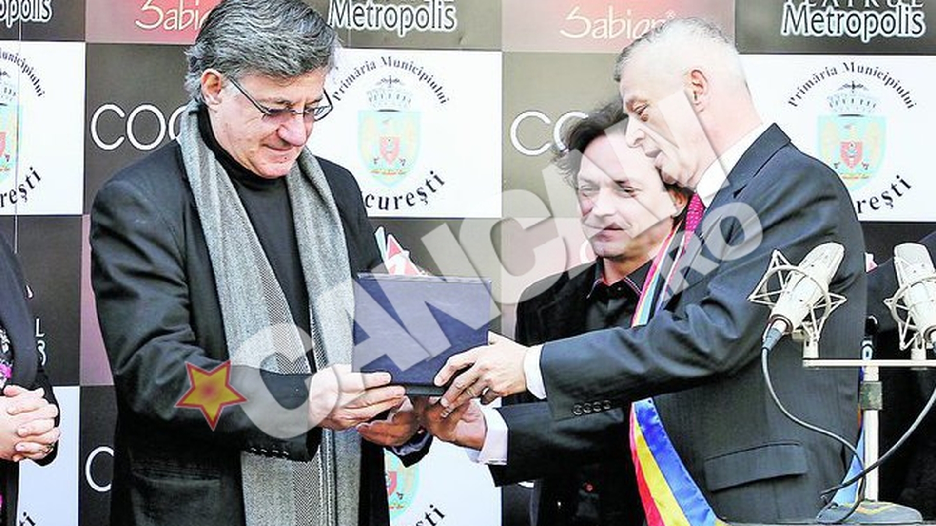 Primarul general sustine dezvoltarea teatrelor din Capitala. Ion Caramitru a primit "Placheta Bucurestiului"
