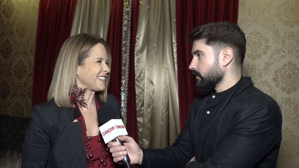 Mihaela Bilic: "De la trei pahare încolo, are fix efect invers - accentuează tristețea, cazi în butoiul cu melancolie, răcește corpul de la interior, așa că dacă sunteți șmecheri luați provocarea asta, opriți-vă la trei pahare și pentru fiecare pahar de alcool băgați două de apă ca să-l ajutați pe ficat să metabolizeze alcoolul și în felul ăsta să nu se vadă că ați băut prea mult!"