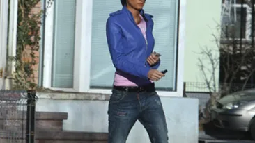 Geanina Varga a iesit pe strada ca la inundatii! Uite in ce cizme de urias s-a incaltat!