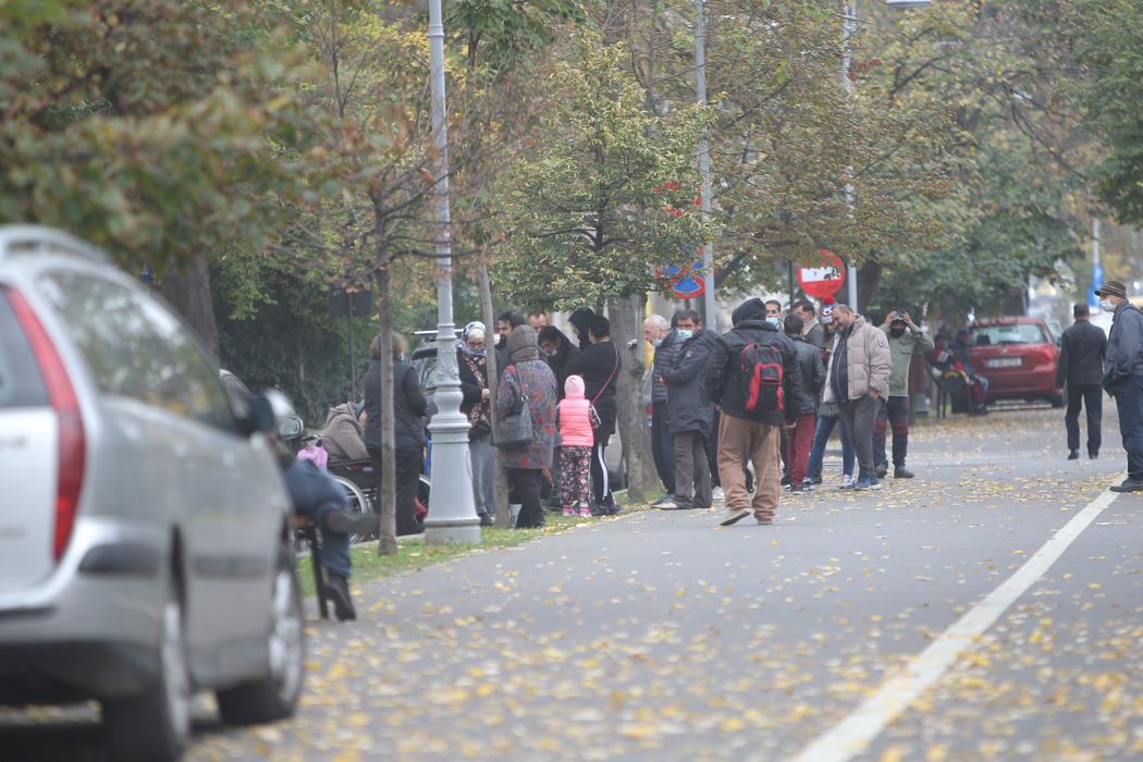 Mai multe persoane nevoiașe s-au strâns în fața ”Palatului ” lui Gigi Becali