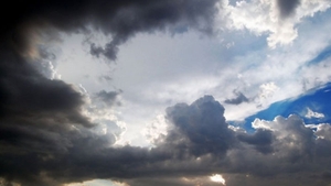 METEO 14 MARTIE: Înnorări şi intensificări ale vântului