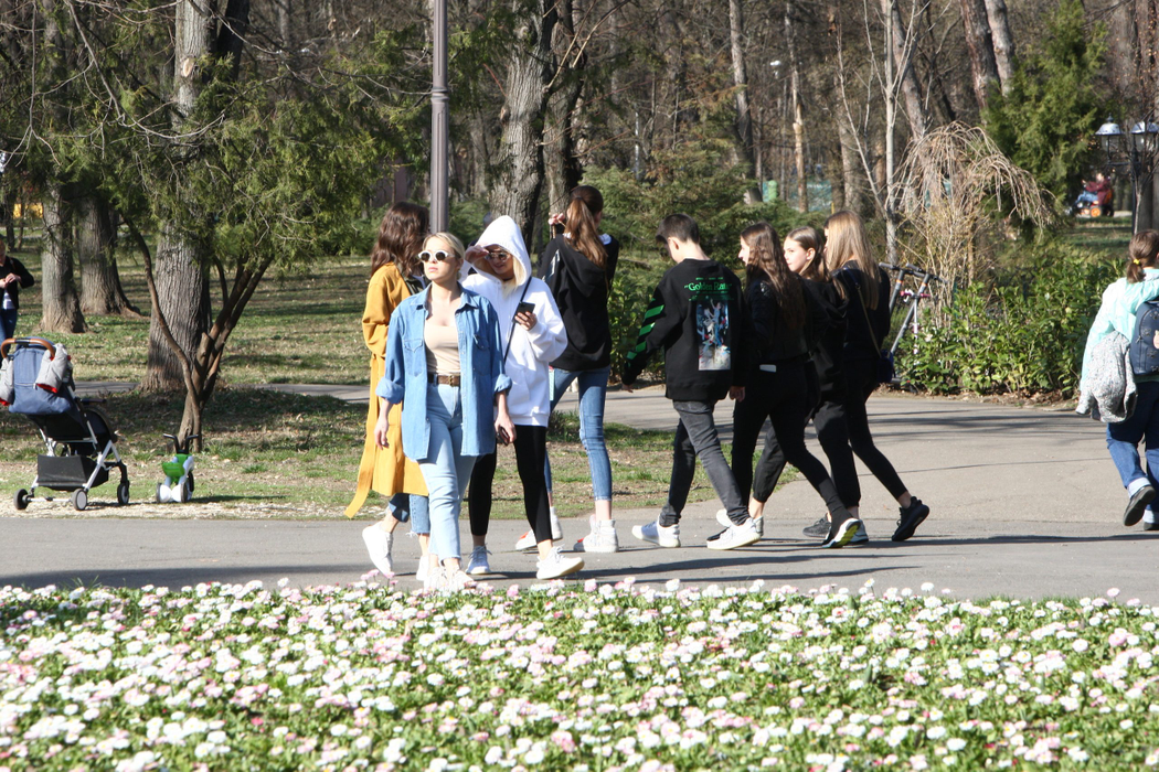 Alexandra Stan și două prietene ale ei au ieșit la o plimbare în parcul Herăstrău