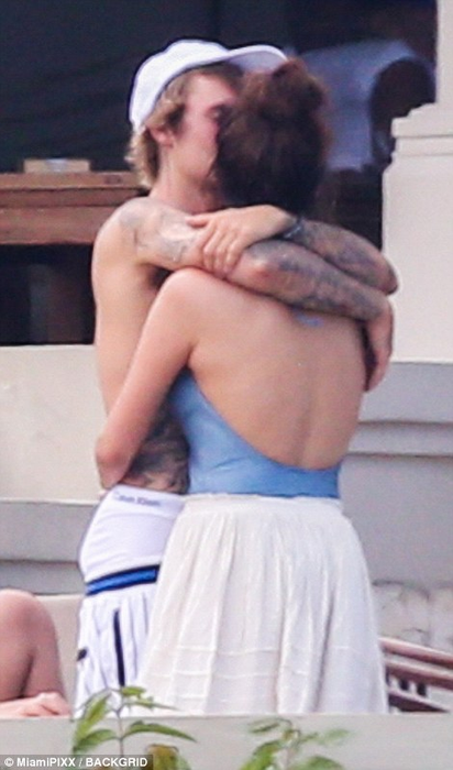 GALERIE FOTO. Au făcut spectacol la nunta tatălui său! Justin Bieber și Selena Gomez, poze incendiare! S-au pipăit de față cu toată lumea!