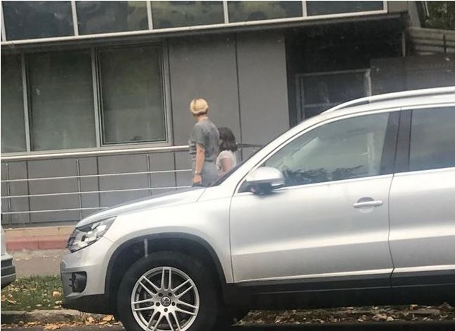 Ramona Ioana Bruynseels a ajuns într-un suflet la cabinet alături de fiica ei, pentru un consult