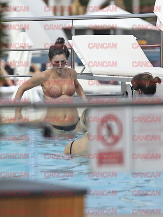 S-a îndreptat apoi către piscină